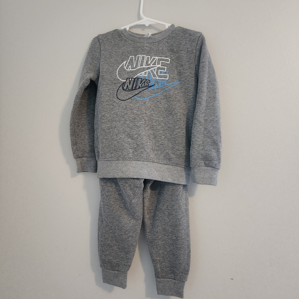 Nike Kids' Gray Sweatpants & Sweatshirt Set